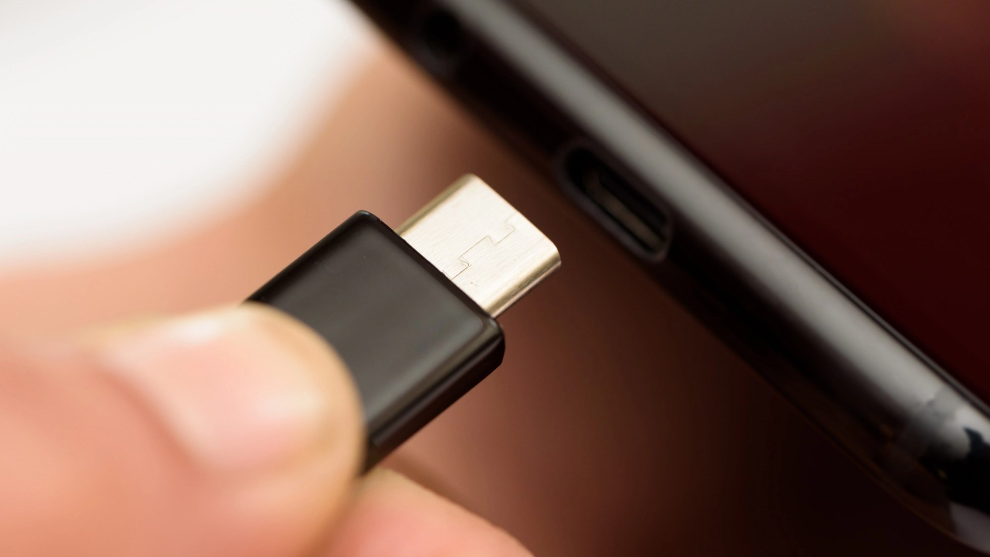 EP approved the proposal for a single charging port: USB-C becomes the only standard.